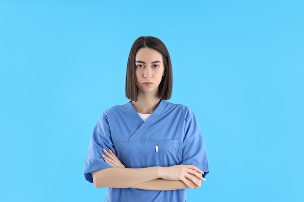 Concept de profession jeune femme médecin sur fond bleu