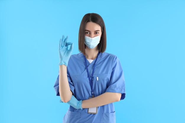 Concept de profession jeune femme médecin sur fond bleu