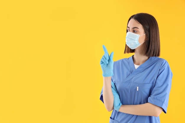 Concept de profession jeune femme médecin sur fond jaune