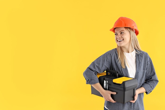 Concept de professions jeune femme sur fond jaune