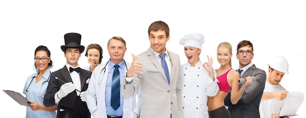 concept de professions et de personnes - groupe de personnes comprenant des hommes d'affaires, un médecin, une infirmière, un magicien, un opérateur de ligne d'assistance, un cuisinier, un entraîneur personnel