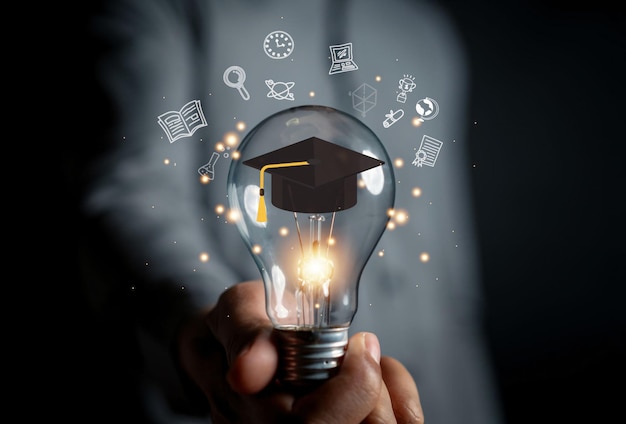 Concept de programme de certificat d'études supérieures en ligne, mains d'homme montrant le chapeau de graduation, cours d'éducation sur Internet, étude de diplôme, connaissances à la pensée créative, idée et solution de résolution de problèmes