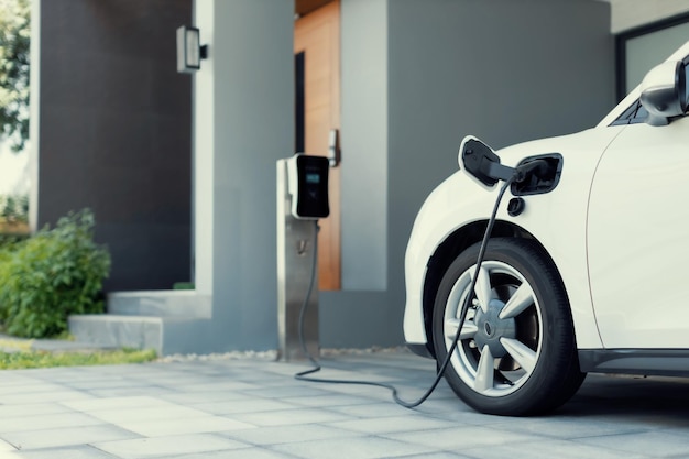 Concept progressif de voiture EV et station de charge à domicile dans un quartier résidentiel