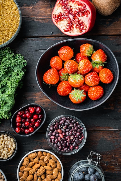 Concept propre de régime de superaliments, vue de dessus sur fond de bois foncé.