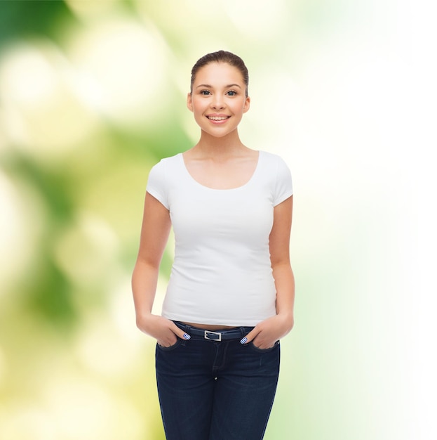 concept de publicité, d'écologie et de personnes - jeune femme souriante en t-shirt blanc vierge sur fond vert