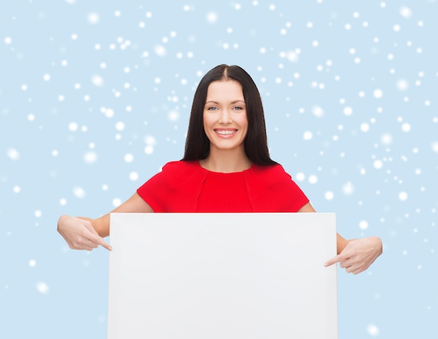 concept de publicité, de vente et de personnes - jeune femme souriante avec un tableau blanc vierge
