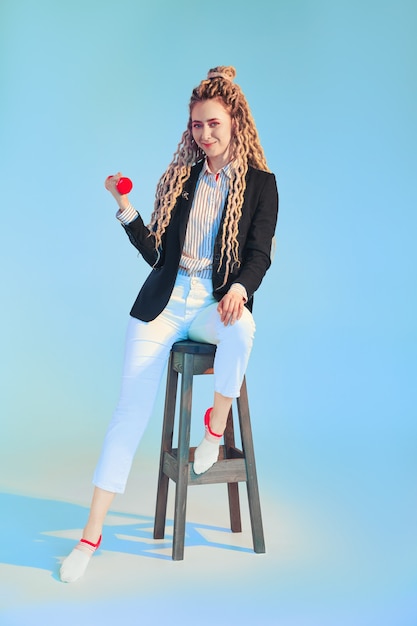 Photo concept de puissance de femme - fille en jeans et veste pompes haltère