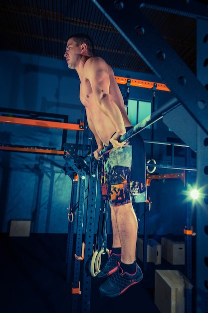 Concept Puissance Force Mode De Vie Sain Sport Puissant Homme Musclé Attrayant à La Salle De Sport Crossfit