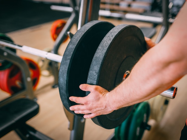 Concept de puissance forte du gymnase de préparation d'haltères. Mode de vie de la santé. Tout pour l'atteinte de l'objectif.