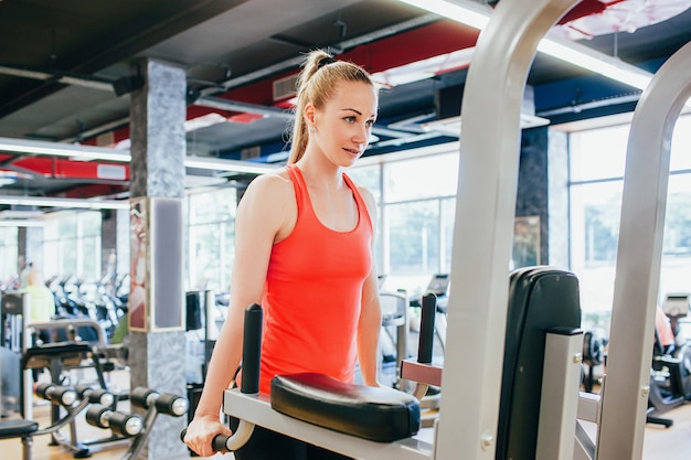 Concept puissant de femmes en bonne santé de gymnase de sport. Amélioration de soi au quotidien. Force de volonté.