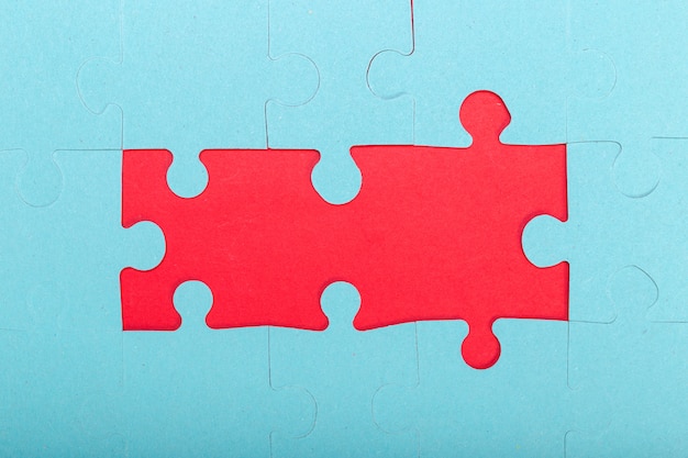 Concept de puzzle, fond bleu et rouge