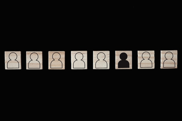 Concept de racisme et de malentendu entre les personnes, préjugés et discrimination. Bloc de bois avec un personnage blanc et un homme noir