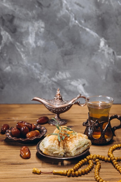 Concept De Ramadan Tasse De Thé Assiette De Dattes Sucrées Et Espace De Copie De Baklava