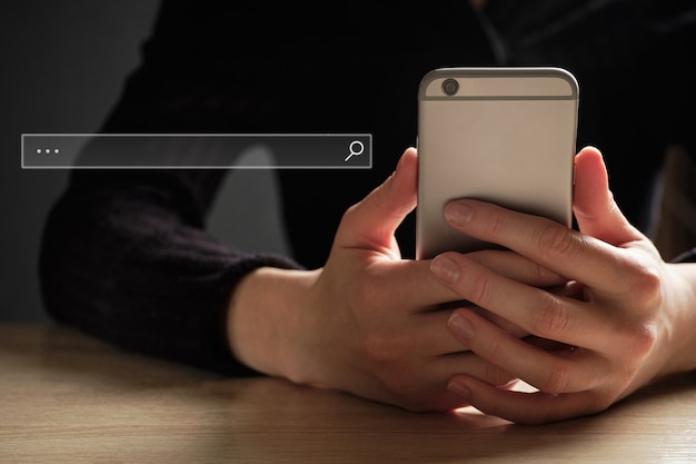 Le concept de recherche d'informations sur Internet via un smartphone.