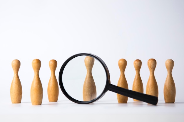 Concept de recrutement Loupe avec des personnes en bois Concept d'opportunité d'emploi de talent