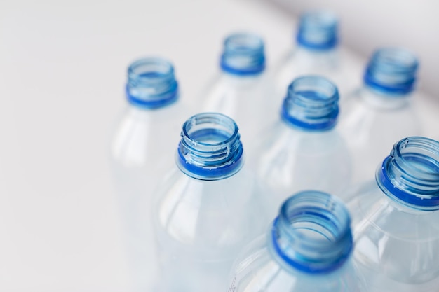 concept de recyclage, d'alimentation saine et de stockage des aliments - gros plan de bouteilles d'eau en plastique vides et propres sur la table
