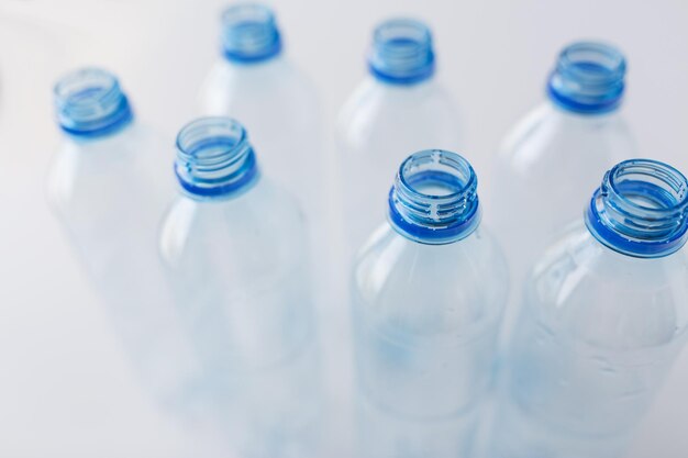 concept de recyclage, d'alimentation saine et de stockage des aliments - gros plan de bouteilles d'eau en plastique vides et propres sur la table