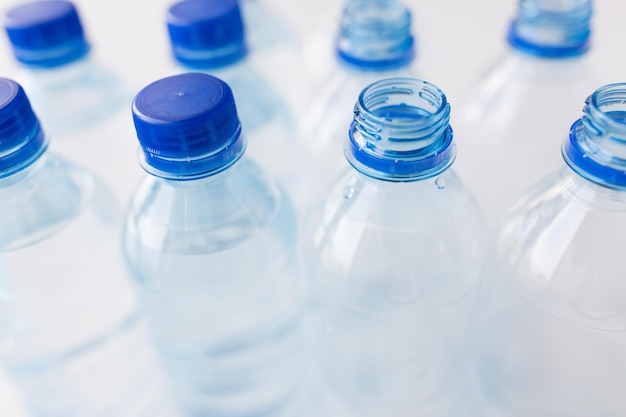 concept de recyclage, d'alimentation saine et de stockage des aliments - gros plan de bouteilles en plastique avec de l'eau potable pure sur la table