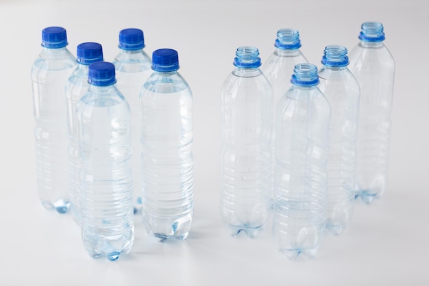 concept de recyclage, d'alimentation saine et de stockage des aliments - gros plan de bouteilles en plastique avec de l'eau potable pure sur la table