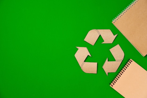 Concept de recyclage de papier sur la vue de dessus de fond vert, espace copie