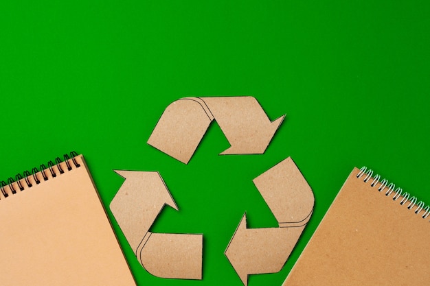 Concept de recyclage de papier sur la vue de dessus vert