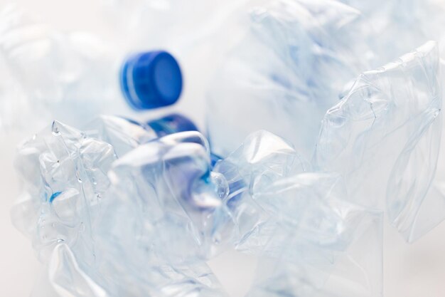 concept de recyclage, de réutilisation, d'élimination des déchets, d'environnement et d'écologie - gros plan de bouteilles d'eau en plastique vides et écrasées sur la table