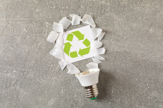 Photo concept recyclé d'énergie verte sur fond de texture grise.
