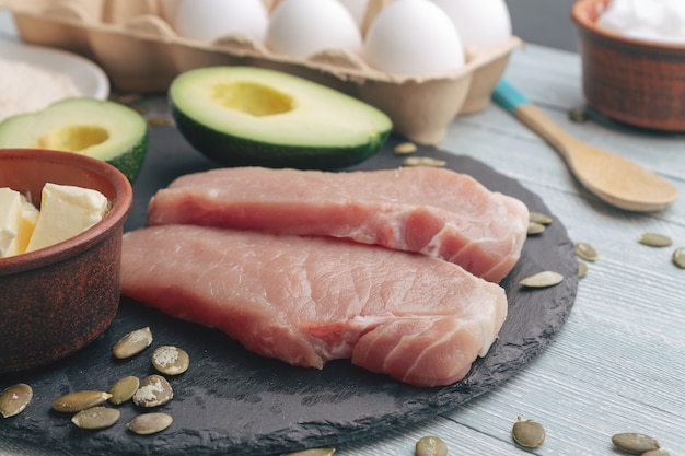 Concept de régime cétogène, aliments diététiques sur table lumineuse