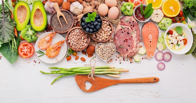 Concept de régime cétogène à faible teneur en glucides. Ingrédients pour la sélection d'aliments sains mis en place sur un fond en bois blanc.