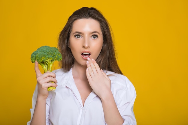 Concept de régime de désintoxication La femme tient des pousses de brocoli vert pour une alimentation saine