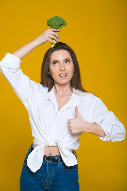 Concept de régime de désintoxication La femme tient des pousses de brocoli vert pour une alimentation saine