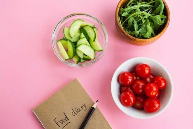 Concept de régime. Légumes et journal alimentaire