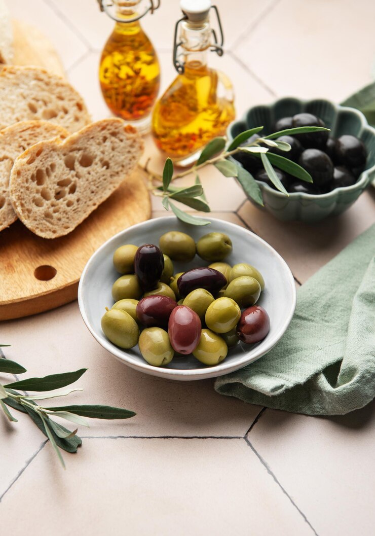 Concept de régime méditerranéen à base d'olives vertes et noires, d'huile d'olive et de pain