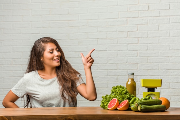 Concept de régime. Portrait d&#39;une jeune femme latine en bonne santé, pointant vers le côté