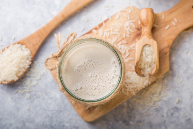 Le concept d'un régime végétarien. Lait de riz aux graines de riz dans le verre.