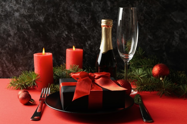 Concept de réglage de table de nouvel an romantique avec boîte-cadeau
