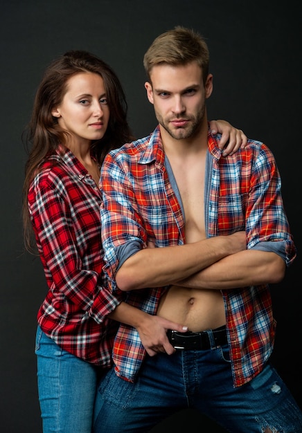 Concept de relation amoureuse mode et beauté couple sexy amoureux sur fond noir jeunes gens jeune homme et femme embrassant mec et fille ensemble ensemble