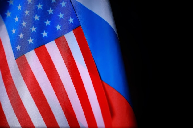 Le concept de relations diplomatiques. Drapeau des États-Unis d'Amérique et de la Fédération de Russie. La pression des sanctions en politique.