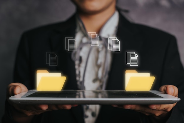 Concept de relocalisation du système de transfert de données de fichiers Femme d'affaires utilisant une tablette numérique attendant l'icône du processus de transfert de fichier sur l'écran virtuel