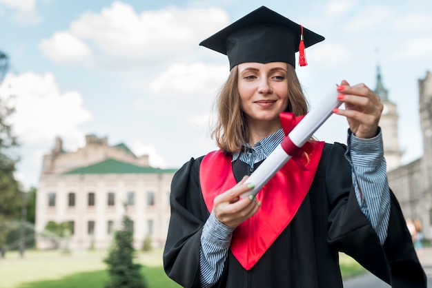 Photo concept de remise des diplômes avec portrait de fille heureuse