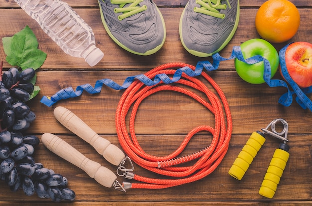 concept de remise en forme avec équipement d&#39;exercice sur fond en bois.