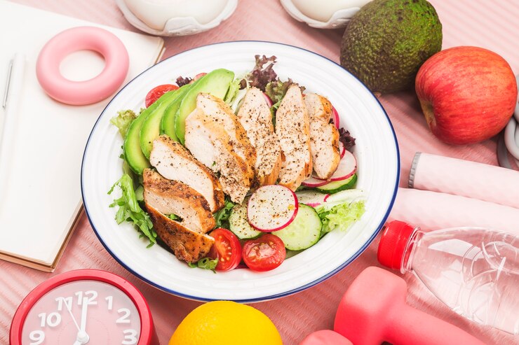 Photo concept de remise en forme et de modes de vie sains actifs. assiette de salade de poitrine de poulet