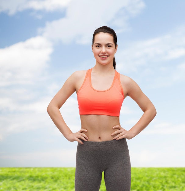 concept de remise en forme et de régime - adolescente souriante en vêtements de sport