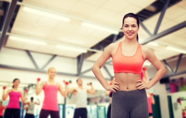 concept de remise en forme et de régime - adolescente souriante en vêtements de sport