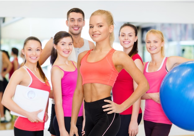 concept de remise en forme, de sport et de régime - belle femme athlétique en vêtements de sport