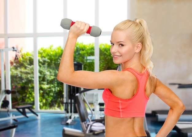 concept de remise en forme, de sport et de régime - jeune femme sportive avec haltère léger