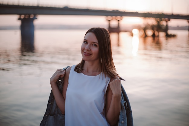 Le concept d'un rendez-vous romantique, une femme caucasienne vêtue d'une robe blanche a jeté une veste en jean sur sa femme.