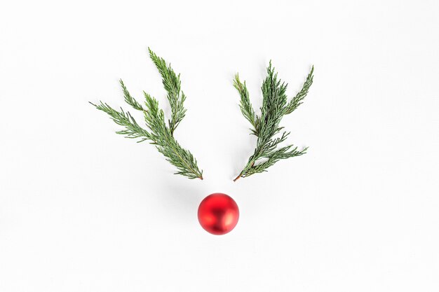 Concept de renne de Noël fait de branches et de boule de Noël. Idée saisonnière d'hiver minimaliste. Composition vue de dessus à plat