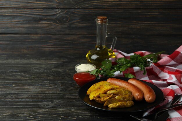 Concept de repas savoureux avec des quartiers de pommes de terre sur bois