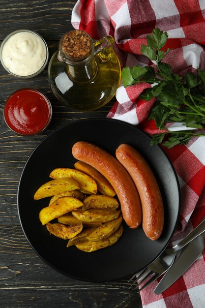 Concept de repas savoureux avec des quartiers de pommes de terre sur bois